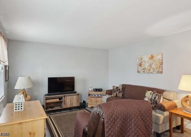 Property at 155 A River Dr, Elmwood Park Boro, NJ 07407-1740, 1 bed, 1 bath