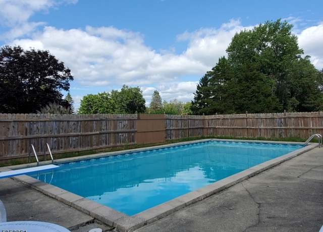 Property at 78 S Hillside Ave, Roxbury Twp., NJ 07876-1216, 3 beds, 2 baths