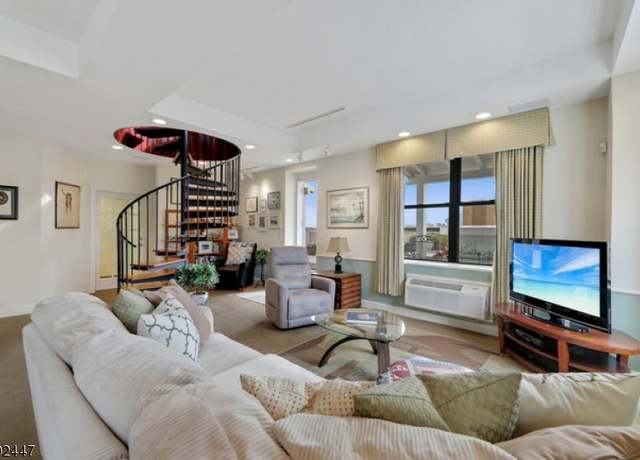 Property at 111 Mulberry St, Newark City, NJ 07102-4008, 4 beds, 3.5 baths
