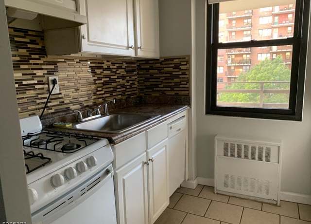 Property at 201 Saint Pauls Ave Unit 7M, Jersey City, NJ 07306-3708, 1 bath