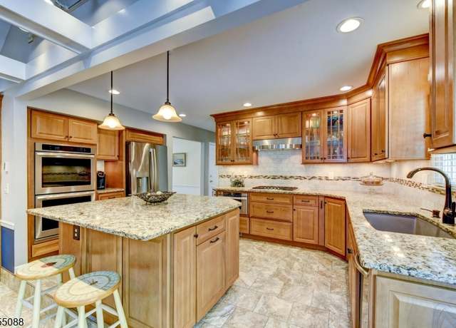 Property at 17 EDGEWOOD Rd, Branchburg Twp., NJ 08853-4236, 5 beds, 3.5 baths
