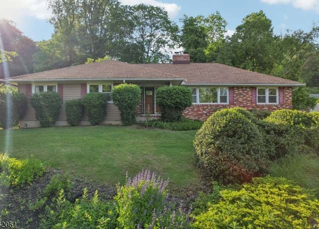 Property at 70 Leamoor Dr, Morris Plains Boro, NJ 07950-1923, 3 beds, 3.5 baths