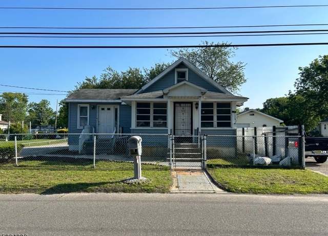Property at 40 3rd Ave, Toms River Township, NJ 08757-5025, 3 beds, 2 baths