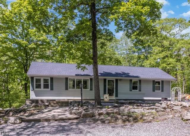 Property at 6 Mohawk Trl, Hopatcong Boro, NJ 07821-5825, 3 beds, 1 bath