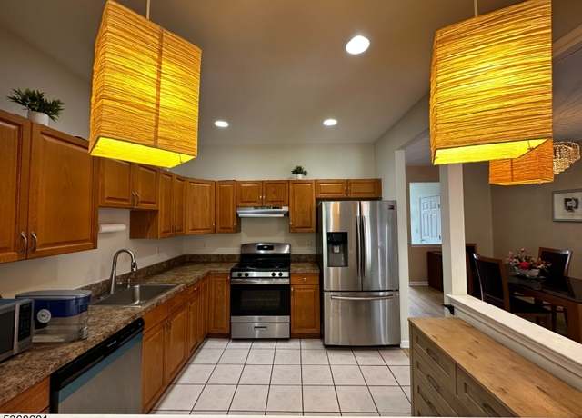 Property at 142 Summerhill Dr, Parsippany-troy Hills Twp., NJ 07950-1170, 3 beds, 2.5 baths