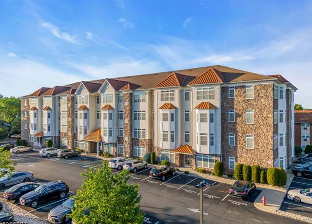 Property at 104 E Elizabeth Ave #202, Linden City, NJ 07036-3161, 1 bed, 1.5 baths