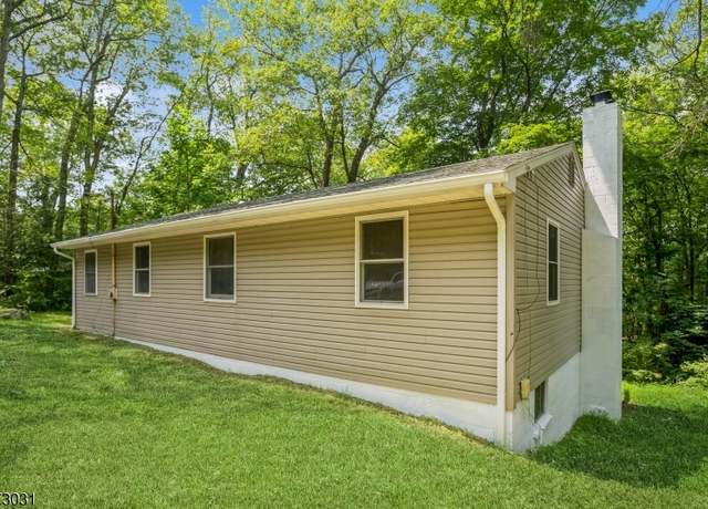 Property at 13 Cliffside Ter, Vernon Twp., NJ 07461-4807, 3 beds, 1 bath