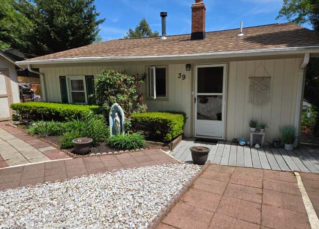 Property at 39 W River Styx Rd, Hopatcong Boro, NJ 07843-1828, 2 beds, 1 bath