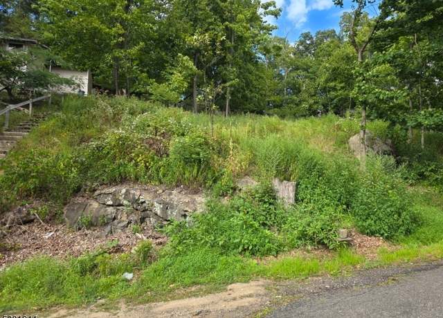 Property at 13 Stonehenge Rd, Jefferson Twp., NJ 07849-2011