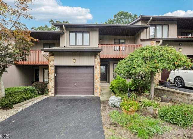 Property at 5 Wedgewood Dr, Woodland Park, NJ 07424, 2 beds, 2.5 baths