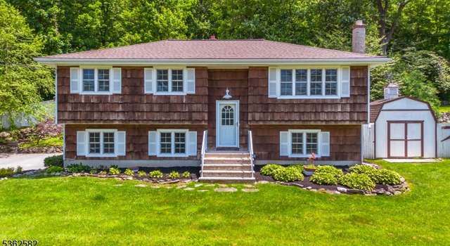 Photo of 1 Hemlock Dr, Franklin Boro, NJ 07416-1305