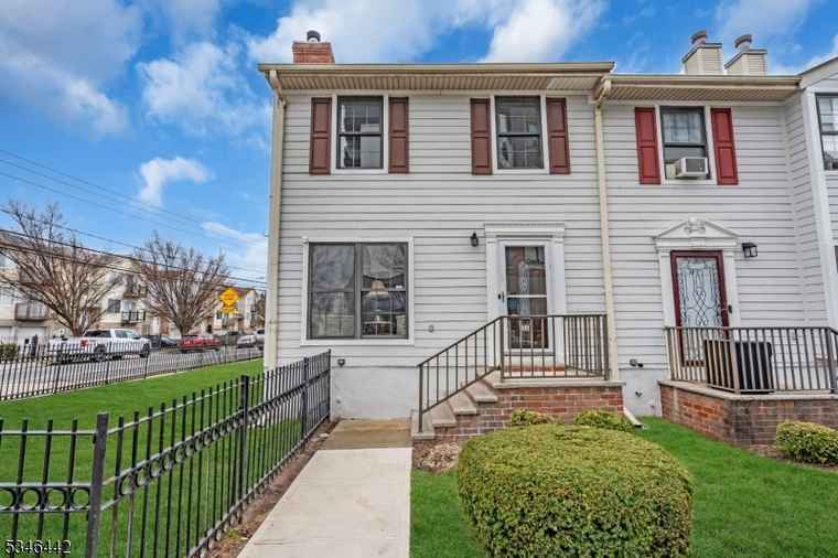 Photo of 35 Gouverneur St Newark City, NJ 07104