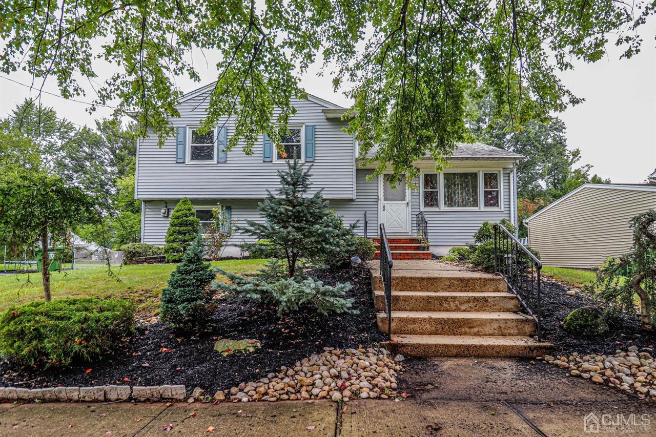 34 Frost Ave W, Edison, NJ 08820