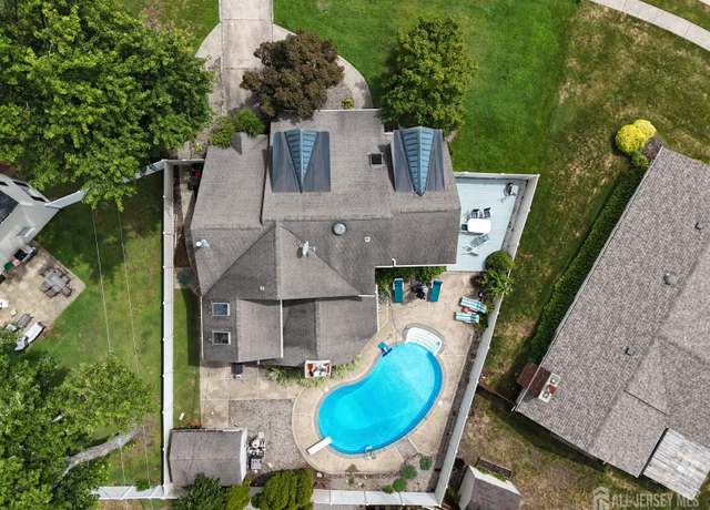 Property at 40 North Cir, Aberdeen, NJ 07747, 5 beds, 4 baths