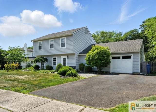 Property at 1072 Lake Placid Dr, Toms River, NJ 08753, 3 beds, 2.5 baths