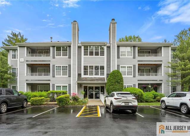 Property at 102 Raintree Ct, Helmetta, NJ 08828, 2 beds, 1 bath