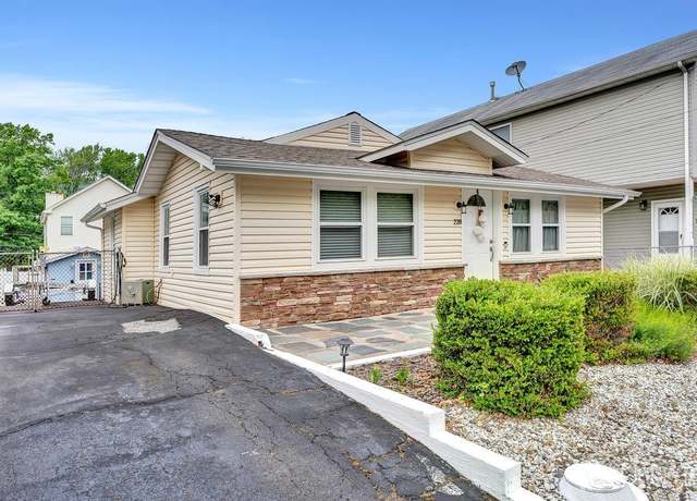 Property at 220 Birchwood Dr, Old Bridge, NJ 07735, 2 beds, 1 bath