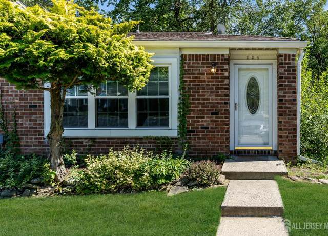 Property at 226 Chaucer Ct, Old Bridge, NJ 08857, 2 beds, 1 bath