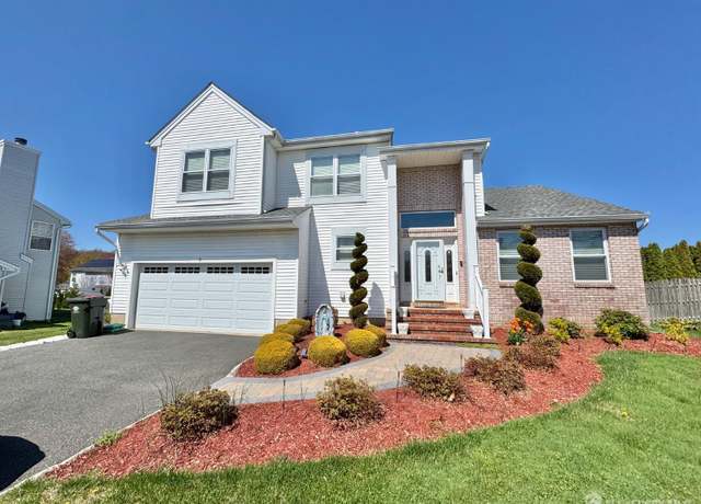 Property at 8 Woodmere Ct, Old Bridge, NJ 08857, 4 beds, 3.5 baths