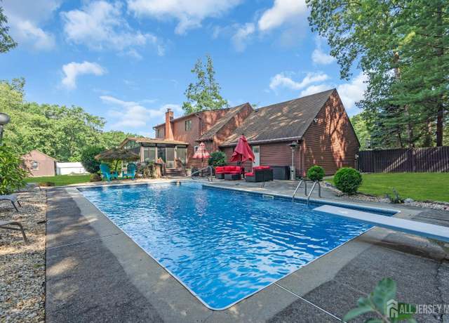 Property at 19 Ellen Cir, Old Bridge, NJ 08857, 4 beds, 3 baths