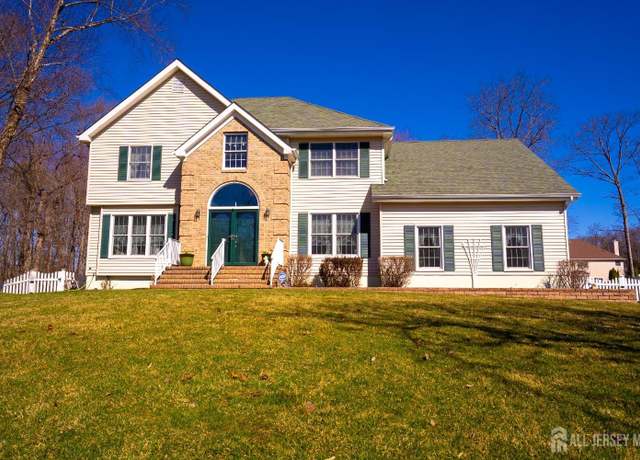 Property at 4 Eric Ct, Monroe, NJ 08831, 5 beds, 2.5 baths