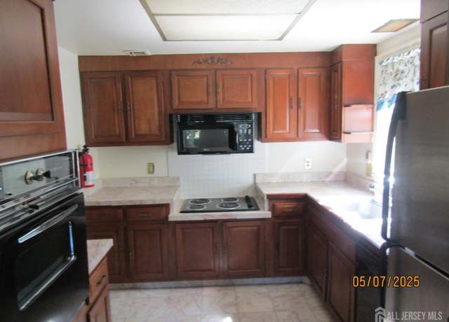 Property at 160 Pelham Ln Unit B, Monroe, NJ 08831, 2 beds, 1 bath