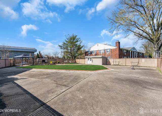 Property at 32 Woodedge Ave #5, Edison, NJ 08817, 1 bed, 1 bath