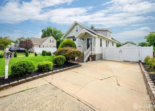 Property at 24 Crestwood Ave, Edison, NJ 08817, 3 beds, 3 baths