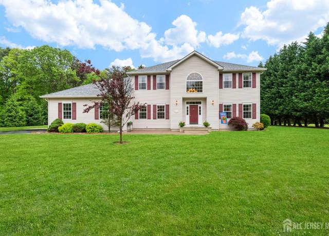 Property at 15 Boxwood Dr, Monroe, NJ 08831, 5 beds, 2.5 baths