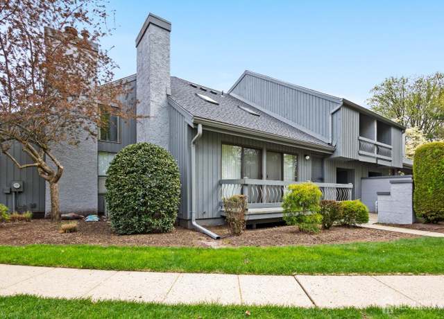 Property at 24 Linda Ln, Edison, NJ 08820, 2 beds, 2.5 baths