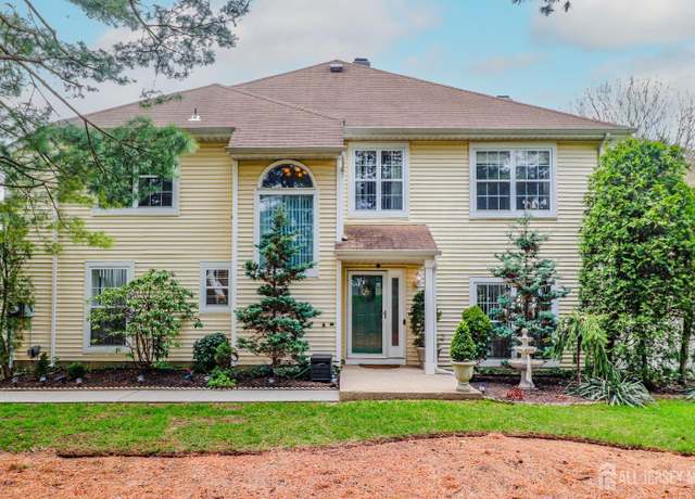 Property at 29 Ardsley Sq, Parlin, NJ 08859, 3 beds, 2.5 baths