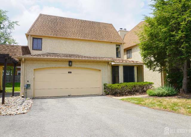 Property at 14 Carriage Pl, Edison, NJ 08820, 2 beds, 2.5 baths