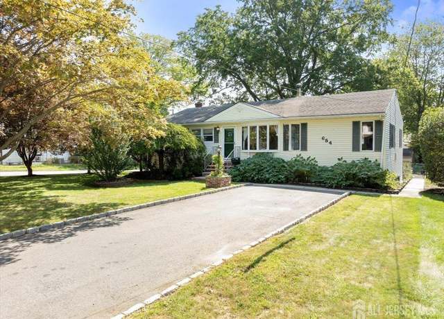 Property at 654 E Woodbridge Ave E, Avenel, NJ 07001, 3 beds, 2.5 baths