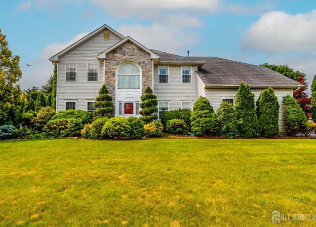 Property at 8 Staudt Ct, Franklin, NJ 08873, 5 beds, 2.5 baths