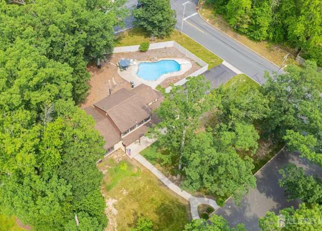 Property at 2 Kerry Ct, Old Bridge, NJ 08857, 4 beds, 2.5 baths