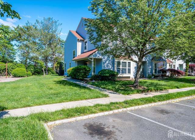 Property at 7 Heather Way, Sayreville, NJ 08872, 2 beds, 2.5 baths