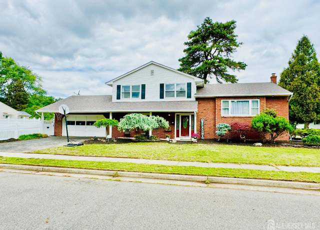 Property at 7 Rosewood Dr, Milltown, NJ 08850, 4 beds, 2.5 baths