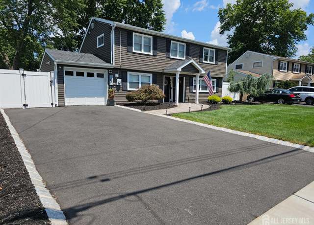 Property at 92 Southwood Dr, Old Bridge, NJ 08857, 3 beds, 1.5 baths