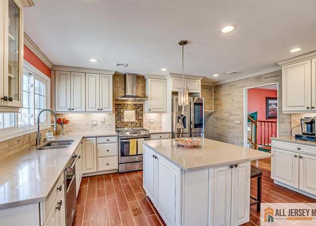 Property at 6 Mockingbird Rd, Edison, NJ 08820, 4 beds, 3 baths
