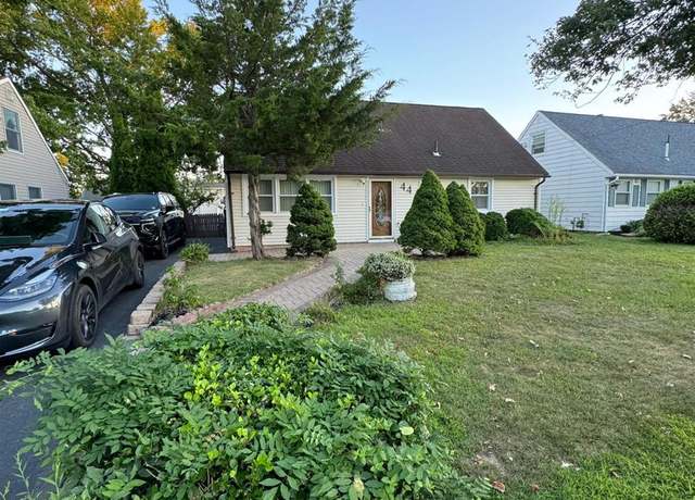 Property at 44 W Arthur Pl, Iselin, NJ 08830, 4 beds, 1.5 baths