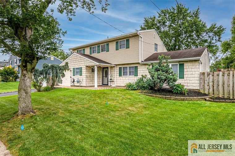 Photo of 16 Barlow Rd Edison, NJ 08817