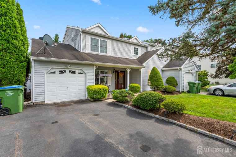 Photo of 10 Stonewall Dr Edison, NJ 08820