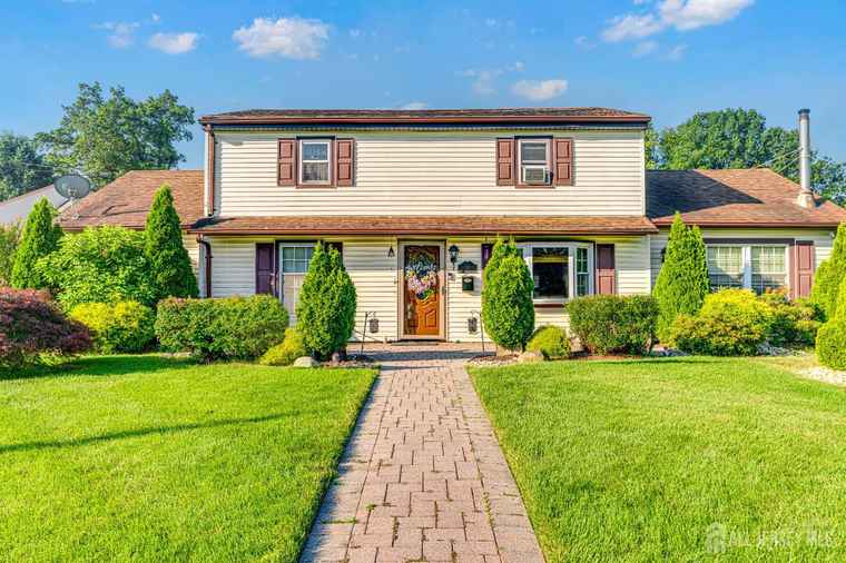 Photo of 32 Glenville Rd Edison, NJ 08817