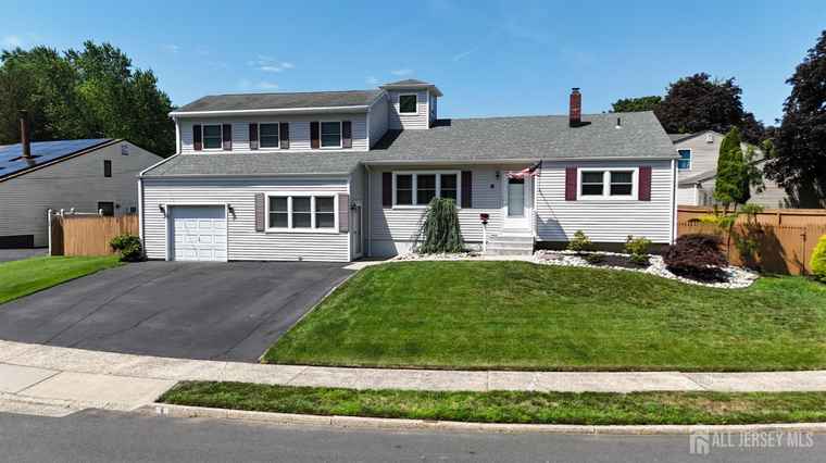 Photo of 6 Nancy Cir Edison, NJ 08817