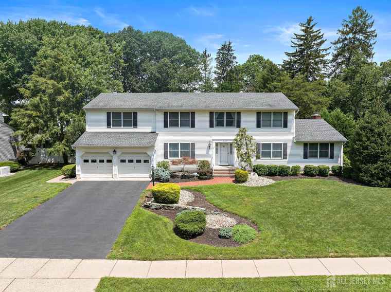 Photo of 18 Mulberry Ln Edison, NJ 08820