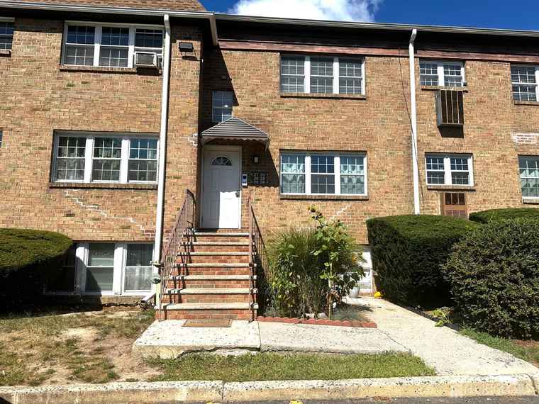 Photo of 27 College Dr Edison, NJ 08817