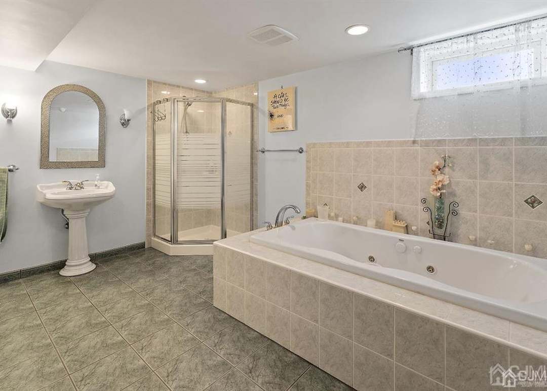 7 Robinhood Dr, Sayreville, NJ 08859