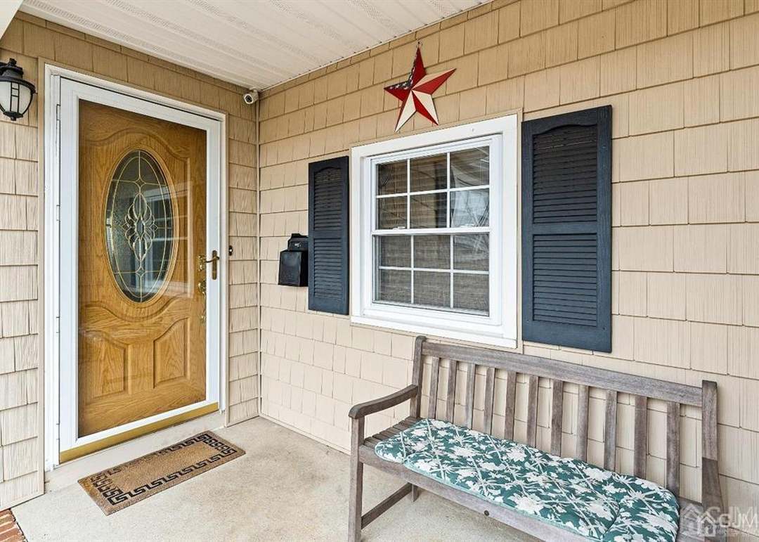 7 Robinhood Dr, Sayreville, NJ 08859