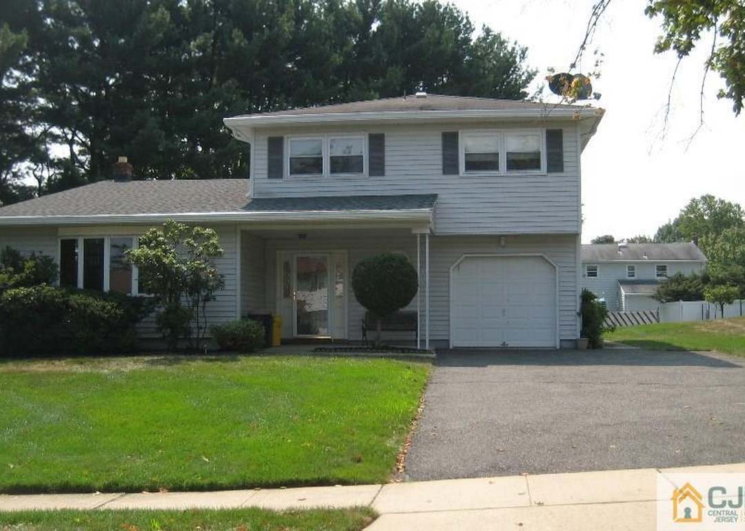 10 London Dr, East Brunswick, NJ 08816