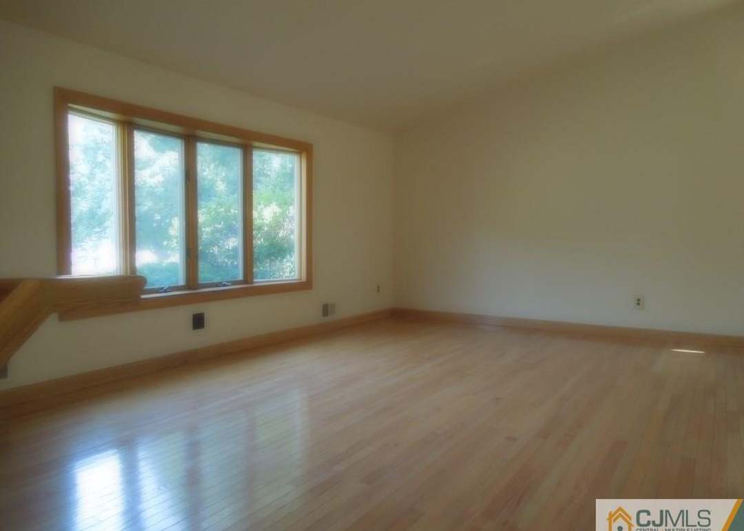 10 London Dr, East Brunswick, NJ 08816